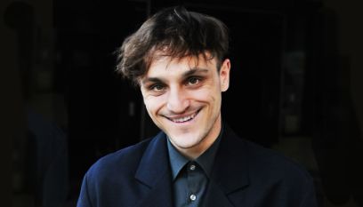 Portrait des Schauspielers Franz Rogoswki vor schwarzem Hintergrund